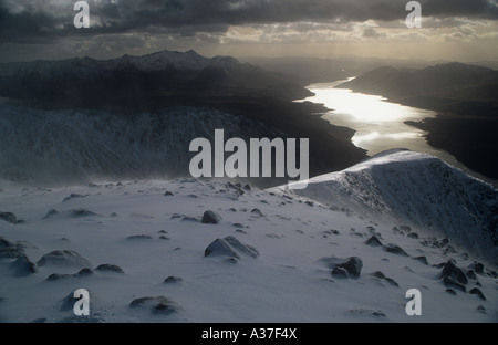 Spindrift auf Ben Starav im Winter. Blick über den Gipfelgrat entlang Loch Etive, gegenüber Ben Cruachan & Mull. Schottland. Stockfoto