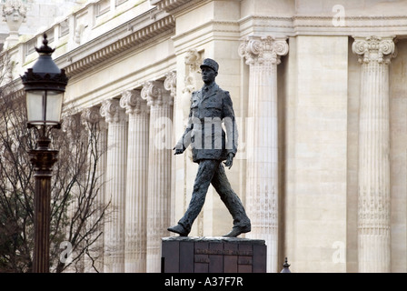 PARIS FRANKREICH STATUE VON CHARLES DE GAULLE HINUNTER DEN CHAMPS ELYSEES IN 1944. Stockfoto