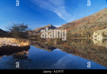 Yr Aran Sat-Gipfel zum Snowdon spiegelt sich in der ruhigen Oberfläche des Llyn Gwynant, Snowdonia National Park, North Wales UK Stockfoto