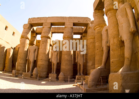 Luxor-Tempel Zeile Spalten Hieroglyphen Osiride Statuen Ramses II Nefertari Dekorationen Hall Gericht Luxor Ägypten-Nordafrika Stockfoto