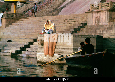 Varanasi Indien Ganges im Morgengrauen betend & Baden Stockfoto