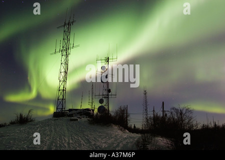 Aurora Borealis über komplexe wissenschaftliche Antenne Stockfoto