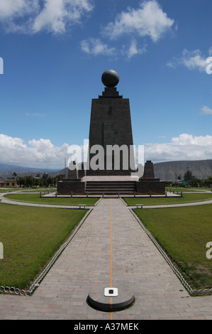 Denkmal Mitad del Mundo (Mitte der Welt) auf dem Äquator in der Nähe von Quito, Ecuador Stockfoto