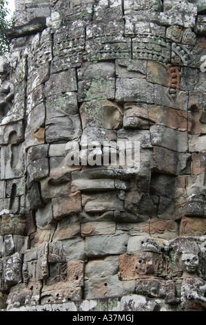 Riesige steinerne Gesicht des Bodhisattva Lokesvara aus den westlichen Gopura der Ta Prohm Tempel in Angkor Gebiet in der Nähe von Siem Reap, Kambodscha Stockfoto