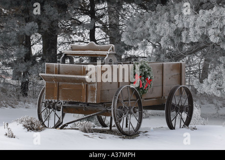 Einen alten Wagen im Schnee auf den Ebenen auf einer Farm in Nebraska. Stockfoto