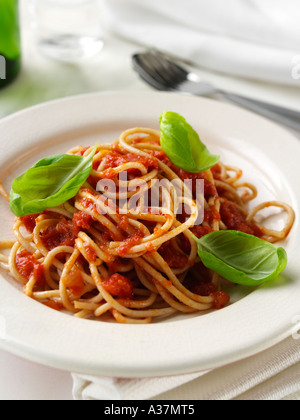 Eine Schüssel Vollkorn Spaghetti Napolitana Soße in eine Tischdekoration hautnah Stockfoto