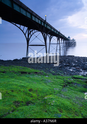 Clevedon Pier in der Dämmerung Somerset UK Stockfoto