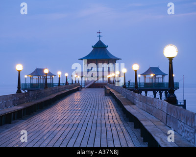 Belag auf Clevedon Pier in der Dämmerung Somerset UK Stockfoto