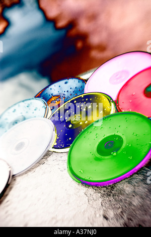 CD DVD Container PODZ Produkt Swimmingpool mit Wasser bespritzt Stockfoto