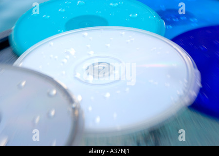 CD DVD Container PODZ Produkt Swimmingpool mit Wasser bespritzt Stockfoto