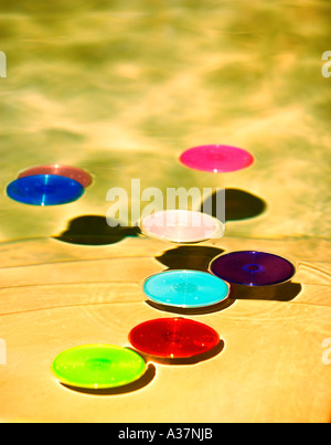 CD DVD Container PODZ Produkt im Schwimmbad mit Wasser bespritzt Stockfoto