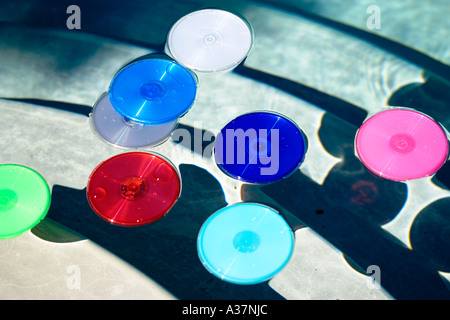 CD DVD Container PODZ Produkt im Schwimmbad mit Wasser bespritzt Stockfoto