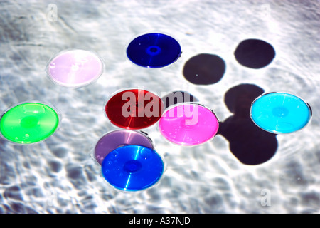 CD DVD Container PODZ Produkt im Schwimmbad mit Wasser bespritzt Stockfoto