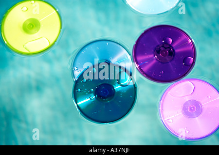 CD DVD Container PODZ Produkt im Schwimmbad mit Wasser bespritzt Stockfoto