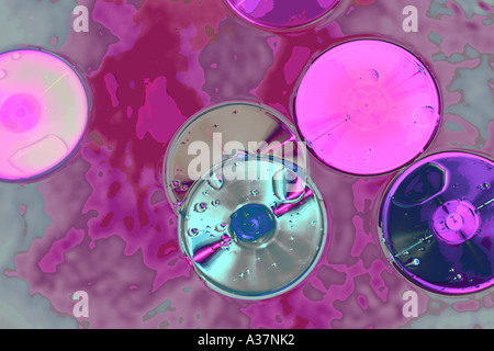 CD DVD Container PODZ Produkt im Schwimmbad mit Wasser bespritzt Stockfoto