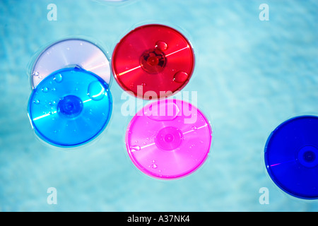 CD DVD Container PODZ Produkt im Schwimmbad mit Wasser bespritzt Stockfoto
