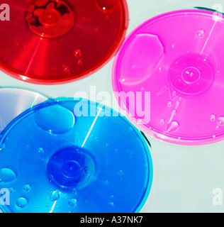 CD DVD Container PODZ Produkt rund um Pool, mit Wasser bespritzt Stockfoto