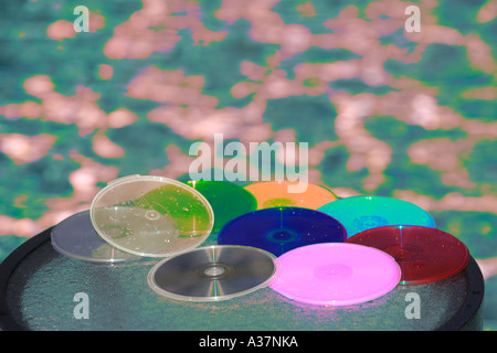 CD DVD Container PODZ Produkt rund um Pool, mit Wasser bespritzt Stockfoto