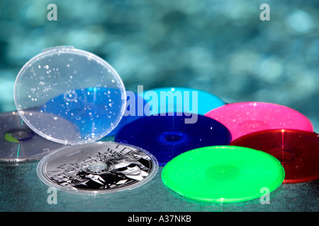 CD DVD Container PODZ Produkt rund um Pool, mit Wasser bespritzt Stockfoto