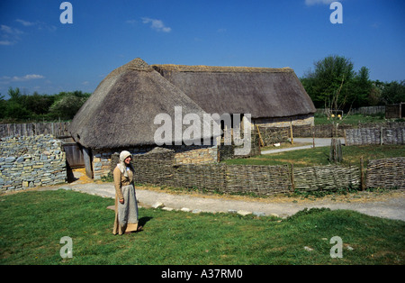 Touristenführer in historischen Kostümen bei Cosmeston mittelalterlichen Dorf Cardiff Wales UK Stockfoto