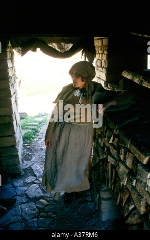 Reiseführer, gekleidet in historischen Kostümen im Inneren eines Gebäudes bei Cosmeston mittelalterlichen Dorf Wales UK Stockfoto