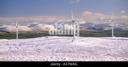 Eine verschneite Winterlandschaft bei Stromversorgung in hohen Nachfrage Windkraftanlagen zur Stromerzeugung Hare Hill UK Stockfoto