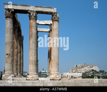 Tempel des Olympischen Zeus mit der Akropolis in den Hintergrund, Athen, Griechenland Stockfoto