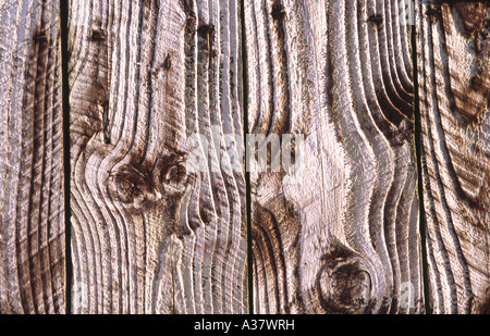 Textur verwitterten hölzerne Planken des Holzes auf der Schuppen zeigen Korn Jahresringe und Knoten und abstrakten Formen in Holz Stockfoto