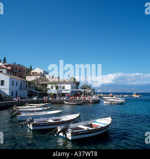 Kassiopi Hafen, Nordostküste, Korfu (Kerkyra), Ionische Inseln, Griechenland Stockfoto