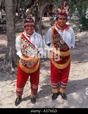 Porträt von zwei lokale Männer in Tracht in Tulum, Quintana Roo, Riviera Maya, Halbinsel Yucatan, Mexiko Stockfoto