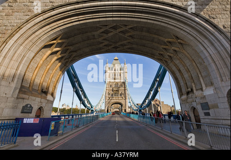 Tower Bridge-London. Blick auf den Nordturm durch den Bogen des Südturmes Stockfoto