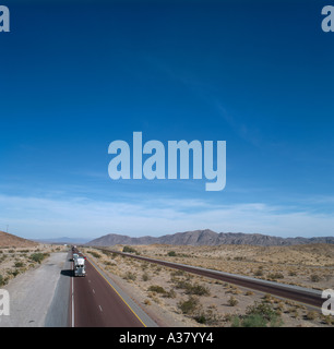 LKW auf der Interstate 15 (I15), Mojave-Wüste, Kalifornien/Nevada, USA Stockfoto