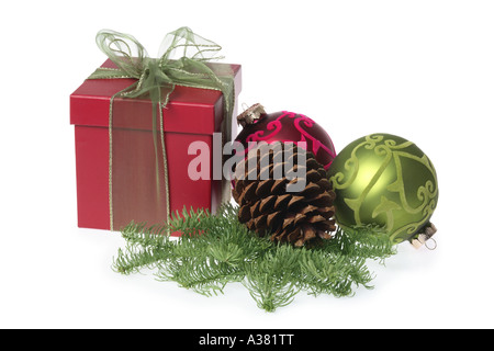 Weihnachtsgeschenk, Tannenzapfen, Äste und Ornamente Stockfoto