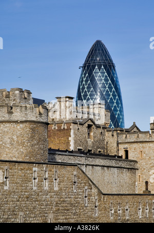 Der Swiss Re zentrale, 30 St Mary Axe, City of London in den Tower of London aus gesehen Stockfoto