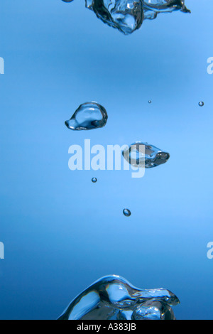 Luftblasen steigen unter Wasser Stockfoto