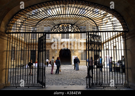 Die Tür und Innenhof des Rathauses, Aix-En-Provence, Frankreich. Stockfoto