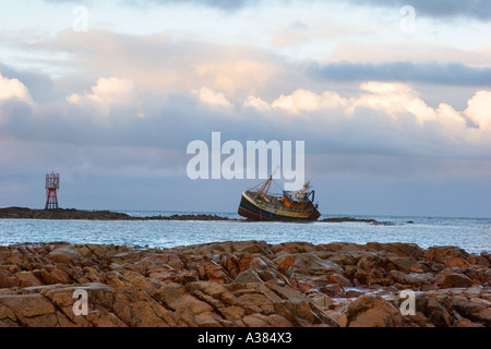 Geerdete Wrack der Banff Fischereifahrzeug Boot BF 380 aground auf Felsen am Cairnbulg Punkt Fraserburgh, North East Scotland gestrandet. Stockfoto