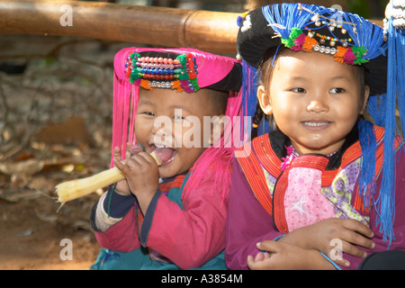 Chiang Mai, Kinder des Stammes Lisu Hill bei Chiang Dao Elephant Training Centre in Nordthailand Stockfoto