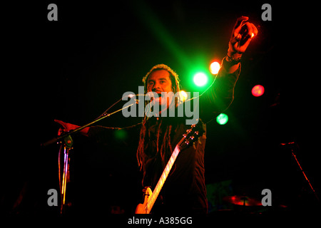 Michael Franti Spearhead, Leben an der Surfers gegen Abwasser Ball, Sep 06, Cornwall UK Stockfoto