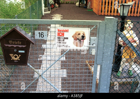 Ein typische Eingang zu einem kleinen Sommer Häuser in Berlin ein Hund kümmert sich über den Boden und die Zahlen Stockfoto
