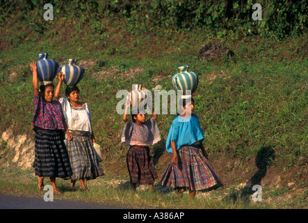 Guatemaltekischen Frauen, Maya-Frau, die Wasser Krüge auf Kopf, Stadt von Salama, Salama, Baja Verapaz Abteilung, Guatemala, Mittelamerika Stockfoto