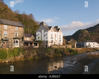 RIVERSIDE STONE COTTAGES über Afon Colwyn in Dorf Zentrum Snowdonia "Nationalpark" Beddgelert Gwynedd North Wales UK Stockfoto