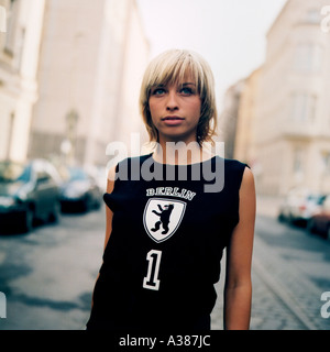 Berlin GirlYoung Frau in Berlin hat Berlin T Shirt Stockfoto