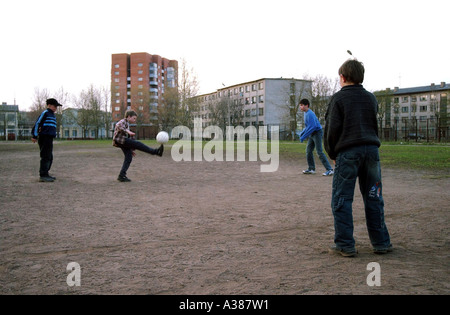 Kinder spielen Fußball in Narva Estland hier endet der Europäischen Union und Russland beginnt Stockfoto