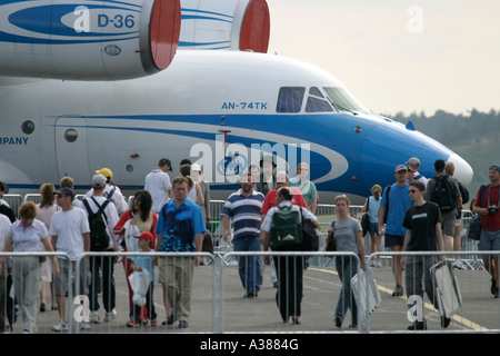 Zuschauer im Farnborough Airshow England UK Stockfoto