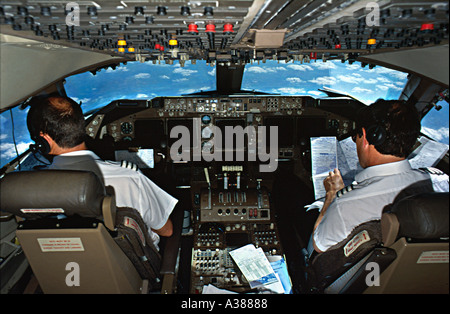 Piloten im Cockpit eines Flugzeugs während des Fluges Stockfoto