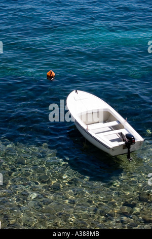 Beiboot festgemacht an einer Boje unter Mauern Korcula Kroatien Stockfoto