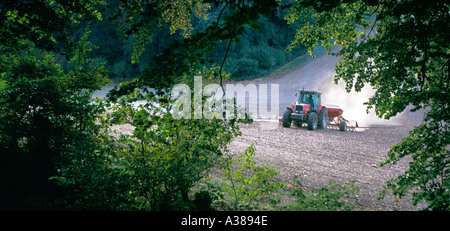 Traktor bei der Arbeit in den chilterns England Stockfoto