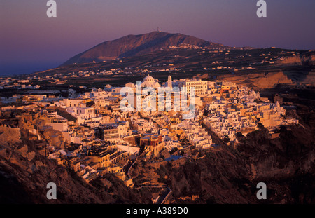 Panoramablick auf Thira Dorf auf der Insel Santorini (Griechenland) Stockfoto