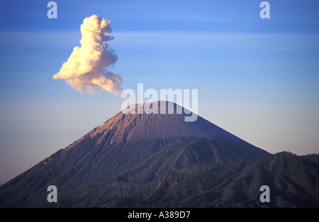 Rauch steigt vom Vulkan auf Mt. Bromo (Bromo Tengger Semeru National Park), Indonesien Stockfoto